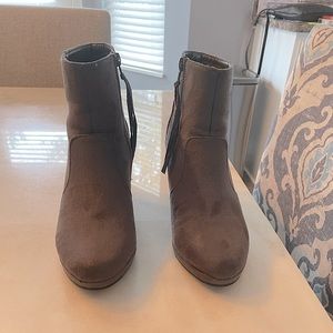 Women’s gray boots. 6.5